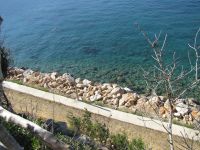 Viduržemio jūros akmeninis krantas ir keliukas